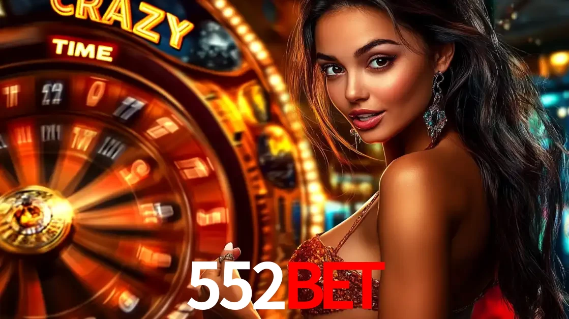 Mulher ao lado da roda de prêmios do jogo de cassino ao vivo Crazy Time, um dos shows de jogos mais emocionantes oferecidos pela plataforma de apostas 552bet.