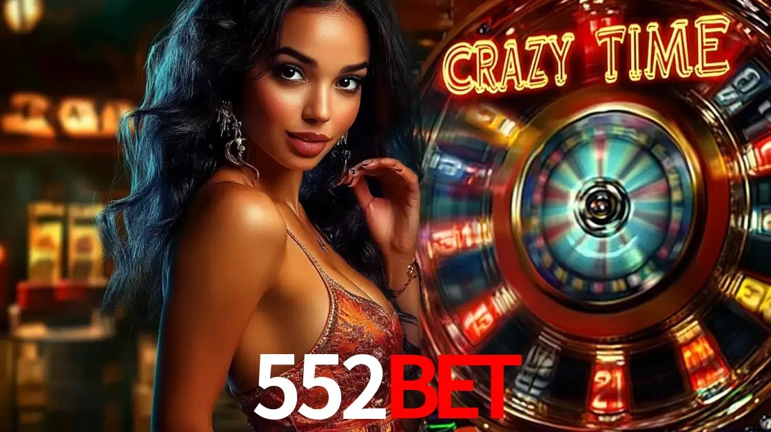 Mulher elegante ao lado da vibrante roda da fortuna do jogo de cassino ao vivo Crazy Time, um dos game shows mais populares e cheios de prêmios do 552bet.
